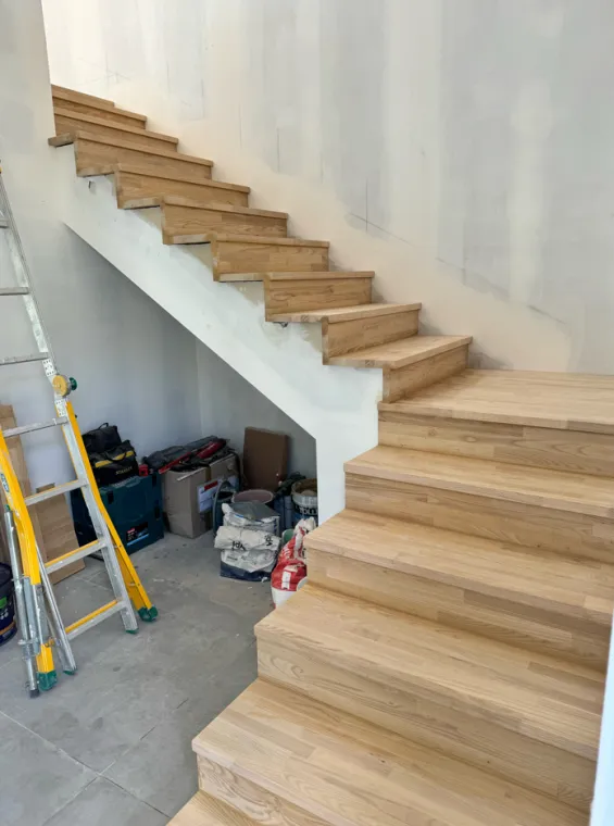 Escalier marches et contre-marches en bois au Lavandou., La Londe-les-Maures, La Vie en Bois